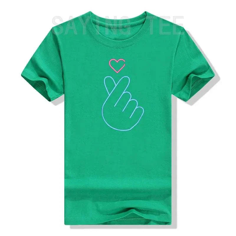 T-shirt K-Pop manches courtes avec motif cœur main et design coréen pour fans de musique et mode K-Drama