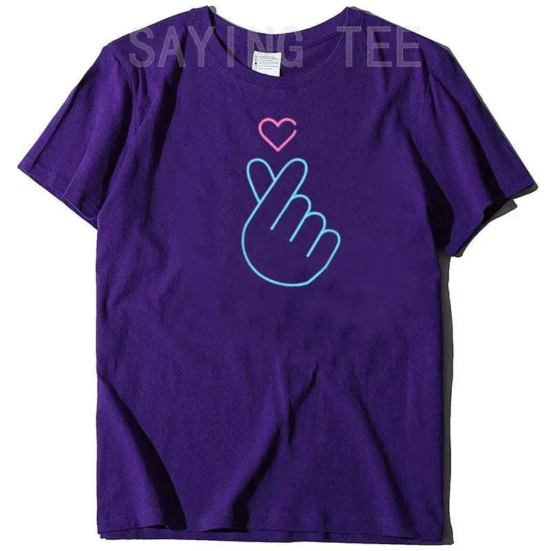 T-shirt K-Pop à manches courtes avec motif main cœur pour fans de musique coréenne.