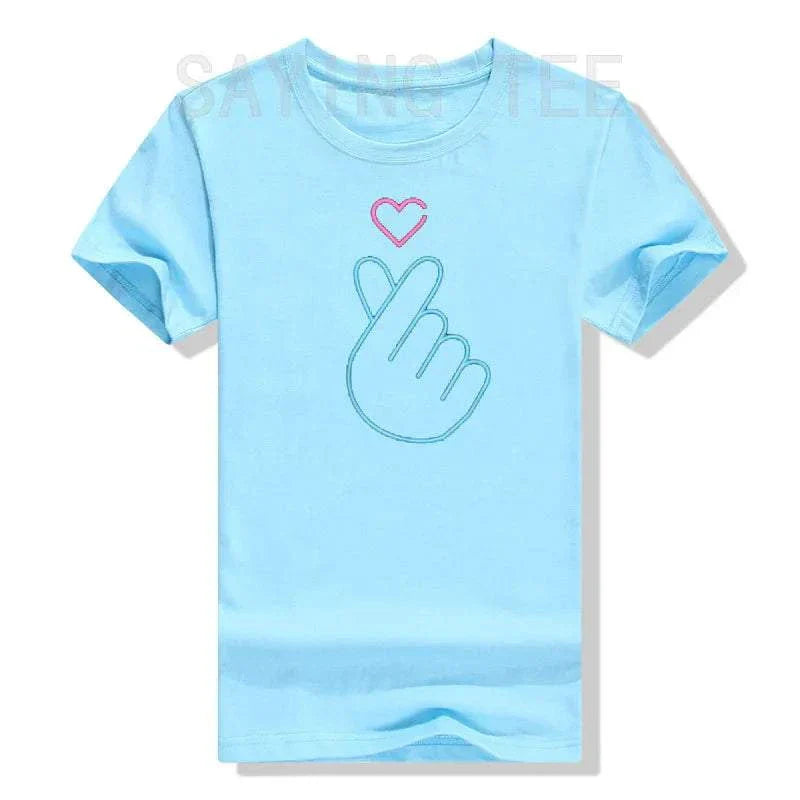 T-shirt K-Pop femme à manches courtes avec cœur mains et design K-Drama en coton polyester