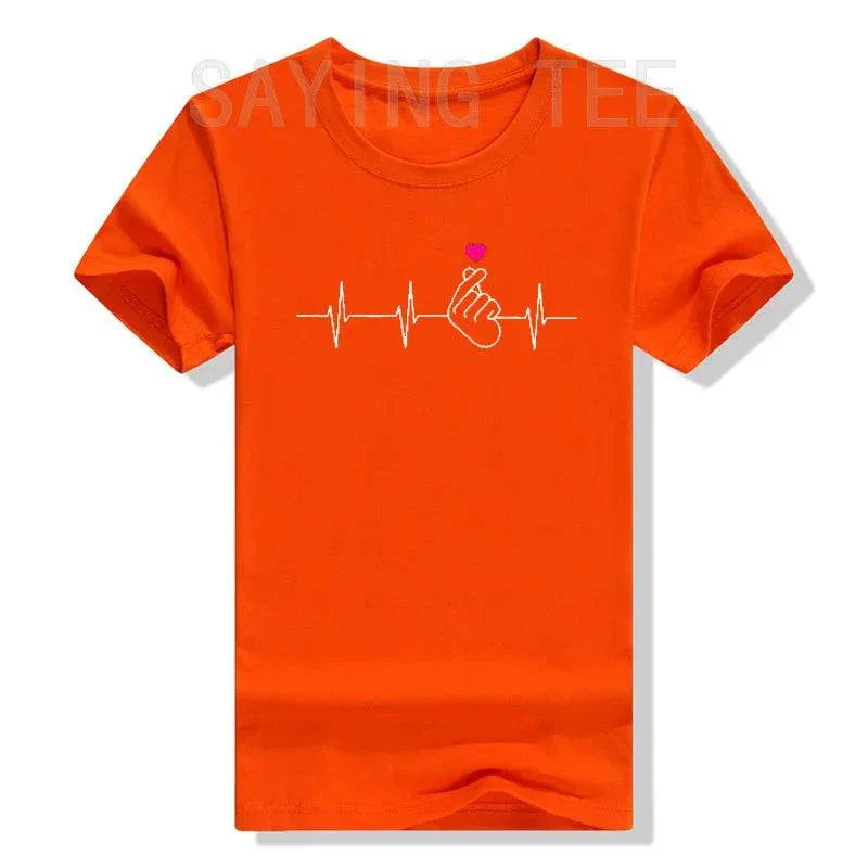 T-shirt K-Pop à manches courtes avec motif cœur fait des doigts, style casual pour femmes fans de musique coréenne